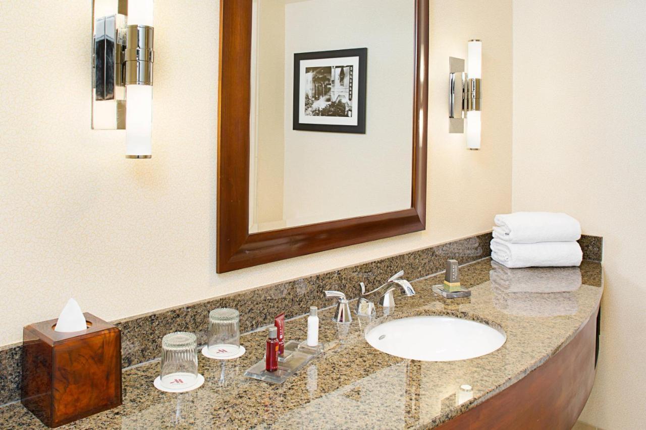 Los Angeles Marriott Burbank Airport Bagian luar foto